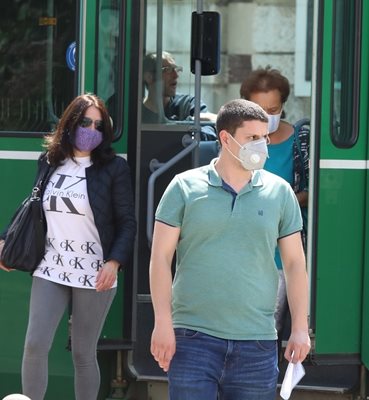 198 са глобените за липса на предпазна маска в автобуси, трамваи и тролеи в София.