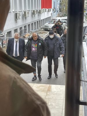 Борисов преди да влезе в "Пирогов" СНИМКИ: Фейсбук/"Забелязано в София"