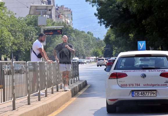 Рапър се наниза на ограда