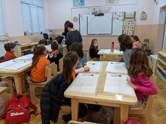 Малките ученици вече са в клас. Снимки: Стефан Стоянов