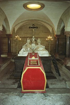 Ковчегът на царя, положен в криптата на църквата "Св. Августин"