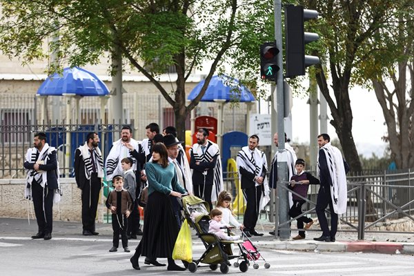 Жители на Йерусалим се събират в близост до мястото на инцидента от снощи