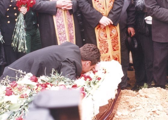 Жоро Илиев целува брат си по челото на погребението му
