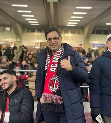 Svetoslav Ivanov pose avec l'écharpe de son équipe de football préférée.