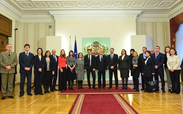 На тази снимка екипите на Росен Плевнелиев (вляво) и на Румен Радев (вдясно) застанаха един до друг. Така голяма част от хората, които ще работят с новия президент, се “саморазкриха” преди официалното им представяне. В центъра е Димитър Стоянов. Вдясно от него са Иво Христов, Деница Златева, Елена Йончева, Емилия Друмева. На втория ред са Цвета Тимева, Георги Александров, Николай Копринков, а зад тях е Атанас Кръстин.