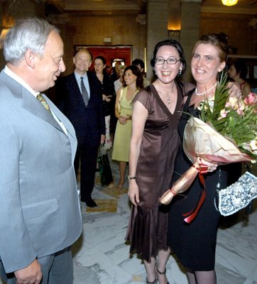 Бети Панова (вдясно) , тогава още Ганева, празнува през 2007 г. годишнина на своето издание.
