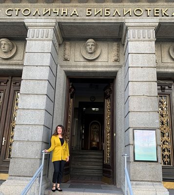 Едно от първите места, които американската дипломатка №1 посети в София, беше столичната библиотека.