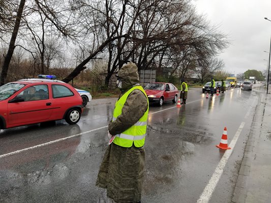 Мокри до кости са полицаите на КПП-тата.