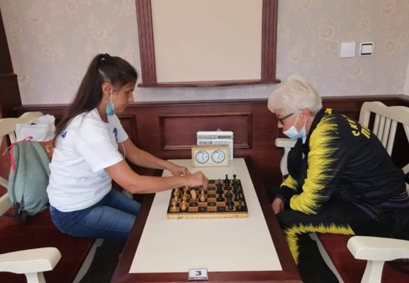 Кина Дамянова (вдясно) отлично играе шах