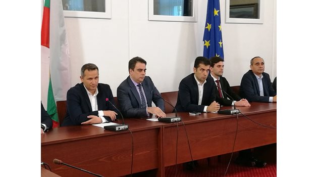Сценарият на "Продължаваме промяната: Избори наесен, ще ни "шибат" за Македония