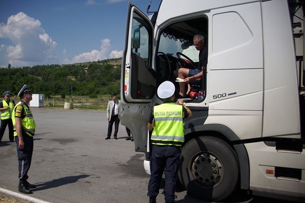 Инспектори по труда съдействат на полицията при проверка на товарните превози. 