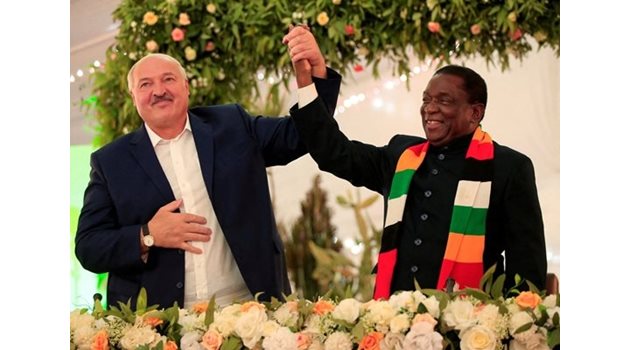 Президентът на Зимбабве Емерсън Мнангагва и Александър Лукашенко СНИМКА: Ройтерс