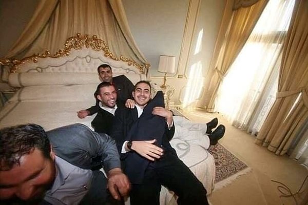 Синовете на Исмаил Хания в луксозен хотел.