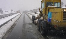 Опасен снеговалеж в голяма част от страната, затварят пътища