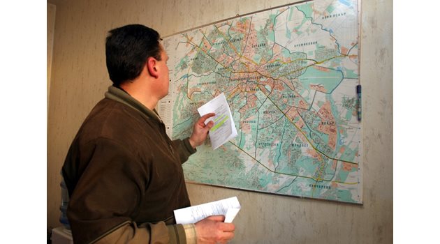 Призовкар търси адрес на карта в София, за да занесе документи.