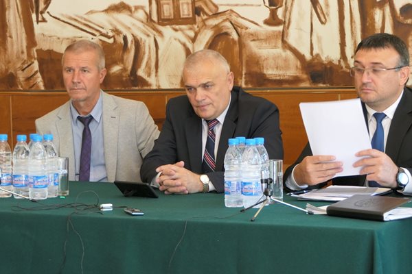 Георги Григоров (влявоо) е освободен от министър Радев (в средата) заради пропуски в работата на областната дирекция по случая “Пелов”. Главният секретар Младен Маринов (вдясно) ще предложи ново ръководство на ОДМВР-София.