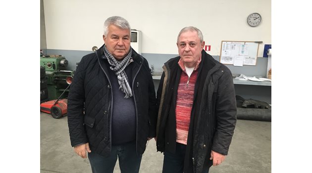 Шефът на Асоциацията на международните превози Георги Петърнейчев (вляво) със свой колега обходи преди празниците транспортните фирми, за да уточнят последни детайли за протеста в Брюксел.