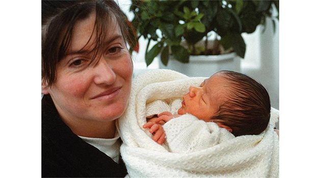ГРИЖА: Майката на бебе 2002 година Делян е сигурна, че въпреки бедността, в която живее семейството, синът й ще успее.