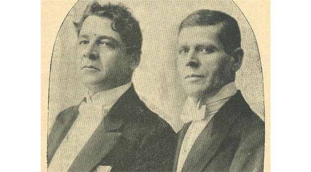 ПРАЗНИК: Актьорите Кръстю Сарафов (вляво) и Борис Пожаров, снимани на юбилея на първия, през 1921 г.