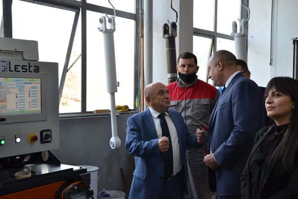 Фирма за производство на хидравлични цилиндри в Джебел беше една от спирките на президента при посещението му в Кърджалийска област.