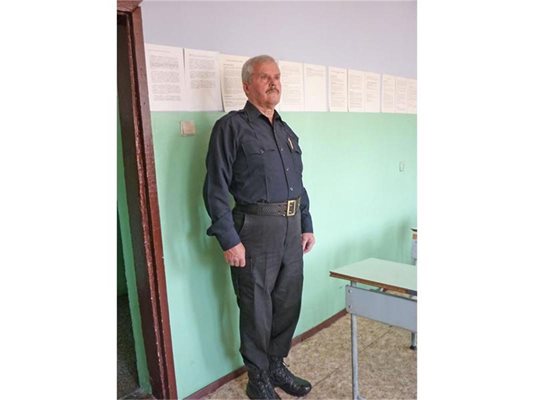 Иван Тодоров в униформата на американската охранителна фирма, в която е работел. Кубинките са лъснати до блясък, ризата и клинът са идеално
изгладени.  СНИМКИ: АВТОРЪТ