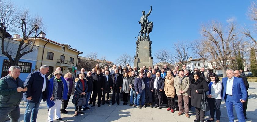 На сайта на СДС няма информация за проведения в Карлово съвет. Само снимка как членовете му са се поклонили на паметника на Васил Левски.

СНИМКА: СДС