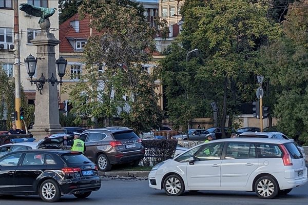 Колата се е забила в орлите на Орлов мост СНИМКИ: Фейсбук/Megar Lusci