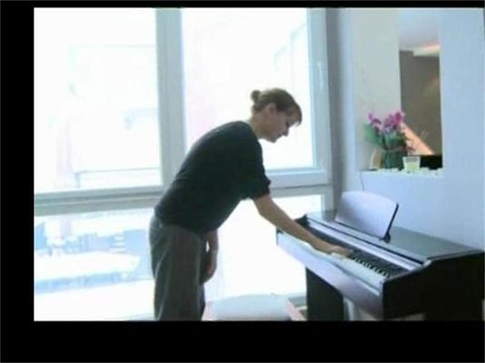 Младата певица Рут Колева свири на пианото в апартамента си, който ще се превърне в новия дом на Николай, героят на Юлиан Вергов.