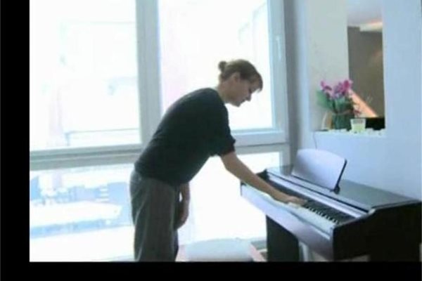 Младата певица Рут Колева свири на пианото в апартамента си, който ще се превърне в новия дом на Николай, героят на Юлиан Вергов.