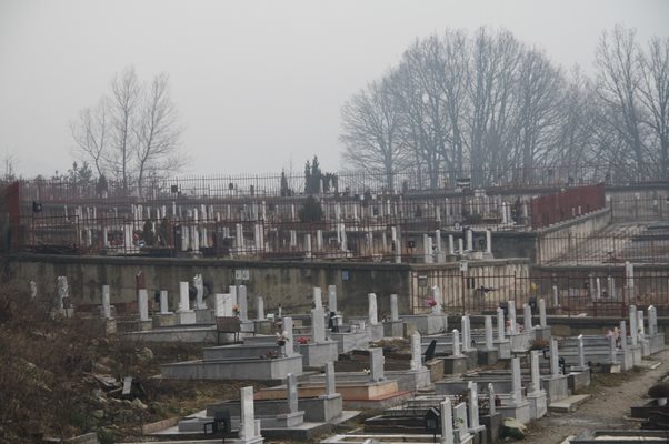 Общината в Смолян терасира с бетонни площадки стръмни терени в най-големия гробищен парк “Беклийца” заради недостиг на гробни места.
СНИМКА: ВАЛЕНТИН ХАДЖИЕВ