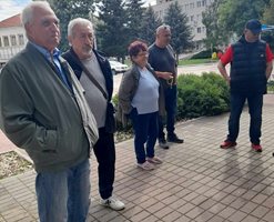 Брезовци излязоха на мълчалив протест, притеснени от затварянето на единствения банков клон в общината.