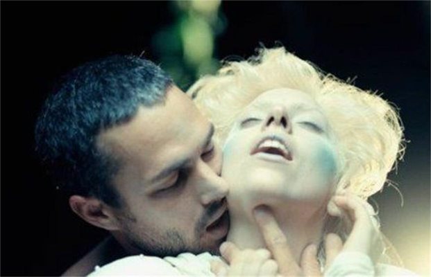 Лейди Гага вдига вампирска сватба с Тейлър Кини