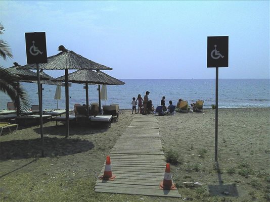 На плажа в Созополи може да има едно заведение, но властите са се погрижили за достъпа на инвалидите до морето.