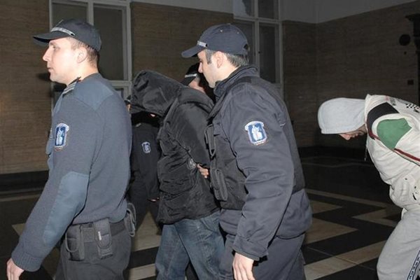 Софийският градски съд остави в ареста в събота петимата основни организатори на бандата "Наглите".
СНИМКА: ПАРСЕХ ШУБАРАЛЯН