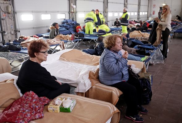 Жители са настанени  в импровизиран  евакуационен център  в град Камерино.