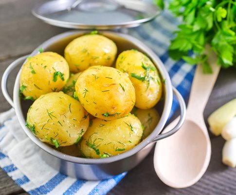 Мнозина свързват варените картофи само с въглехидрати, но те съдържат полезни витамини и фибри.