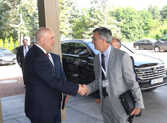  Иван Гешев приветства представители на сръбската прокуратура;
