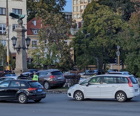 Колата се е забила в орлите на Орлов мост СНИМКИ: Фейсбук/Megar Lusci