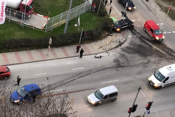 Едната от колите се е блъснала в светофар, другата е спряла на пътя. Снимка и видео: I see you KAT Пловдив