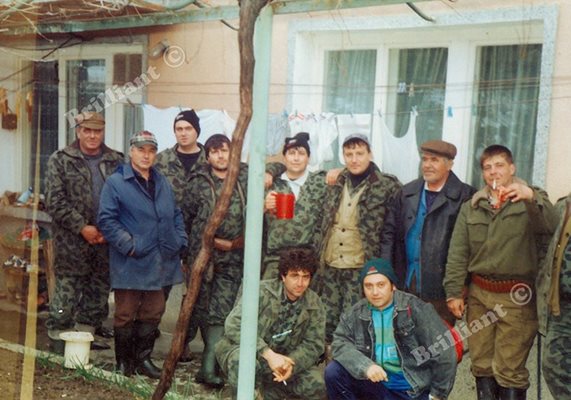 Според описанието на photo-briliant.com Вълкан Хамбарлиев е първият клекнал от ляво.