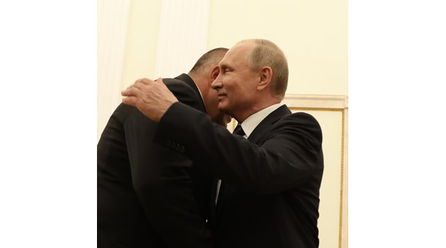 Прегръдката на Владимир Путин и Бойко Борисов в Москва. Все още въпросите без отговор какво ще последва от нея са повече от ясните неща.