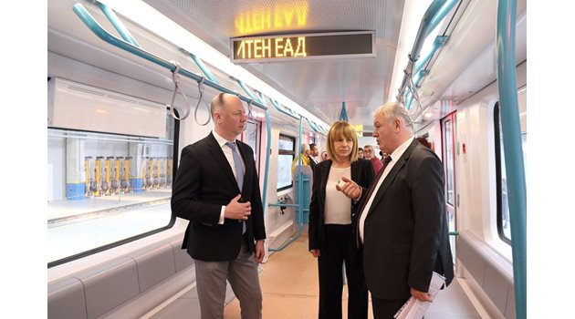 Транспортният министър Росен Желязков (вляво), столичният кмет Йорданка Фандъкова и шефът на метрото Стоян Братоев разглеждат новите влакове.  СНИМКА: ГЕО КАЛЕВ