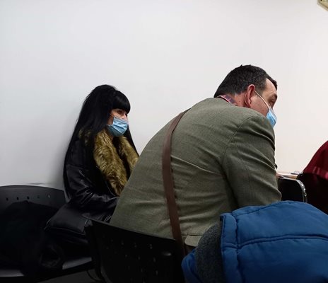 Измамената Атанаска Спасова с адвоката си. 