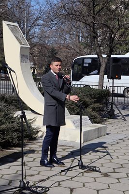 Джузепе Де Франческо пред паметника на благодарността.