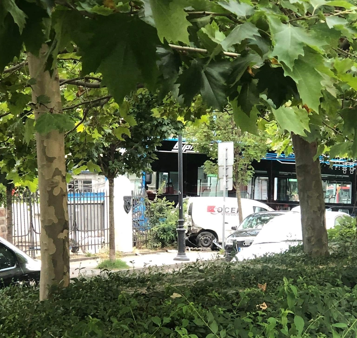 Автобус се вряза в оградата на сграда в Бургас, има пострадал (Видео, снимки)