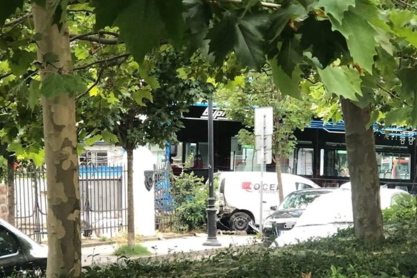 След като ударил автомобила пред него, рейсът се забил в заграждения край административната сграда на пристанището. Снимки:фейсбук/Шофирай в Бургас