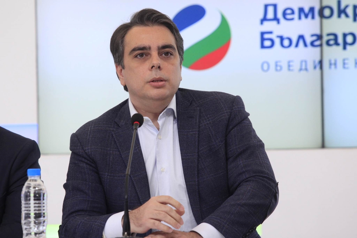 Асен Василев няма да е вицепремиер - последна промяна в правителството