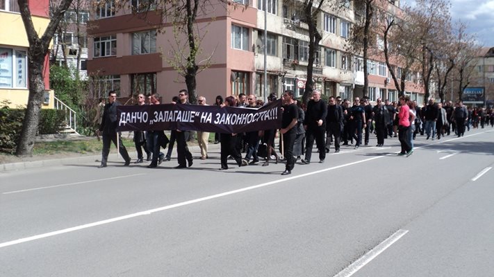 В деня на погребението на Йордан негови приятели направиха шествие в Благоевград.