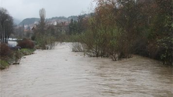 ТЕЧЕ В КАФЯВО! Река Струма пак е мръсна