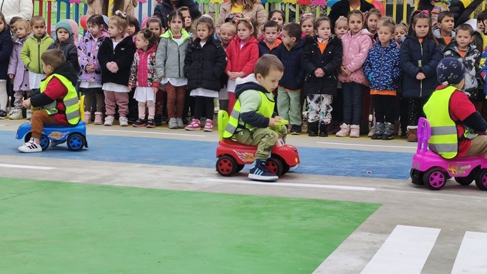 Новооткритата специализирана детска площадка по безопасност на движението в Детска градина "Юрий Гагарин" в Пазарджик